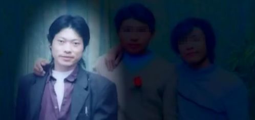 两男子路边装睡3小时，只为让对方结账，上演人间喜剧