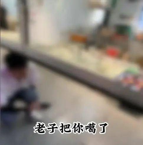 顾客买鱼不杀遭扔秤砣，商贩被行拘，诚信缺失引发的社会现象