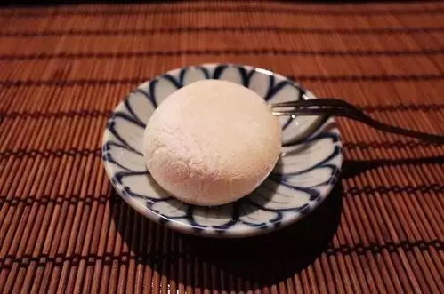 异国风味初体验，外国人首次品尝糯米纸冰糖葫芦的甜蜜之旅
